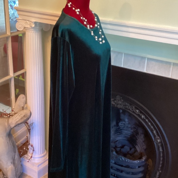 Elegant Green Velvet Dress - Picture 12 of 13